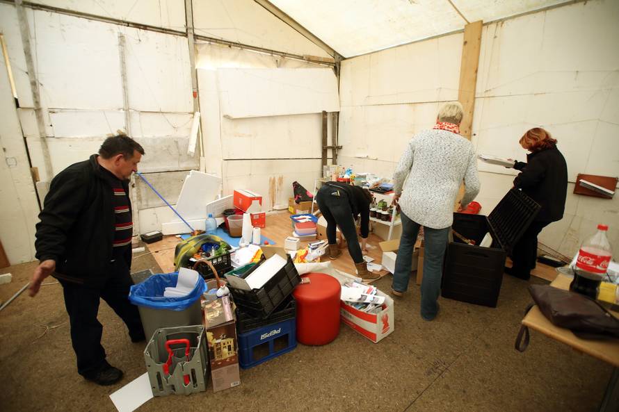 Pomaže im i vojska: Počelo je demontiranje šatora u Savskoj