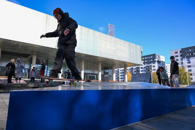 Zagreb: Ispred Muzeja Suvremene Umjetnosti postavljena skate skulptura "skate spot"