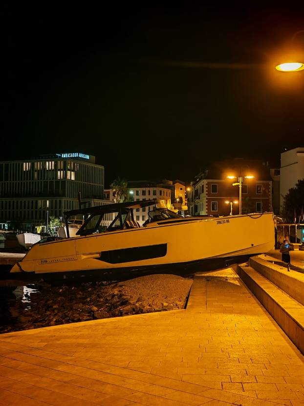 FOTO Punom brzinom udario u obalu?! Brod se nasukao u luci u Splitu: 'Buka je izazvala paniku'