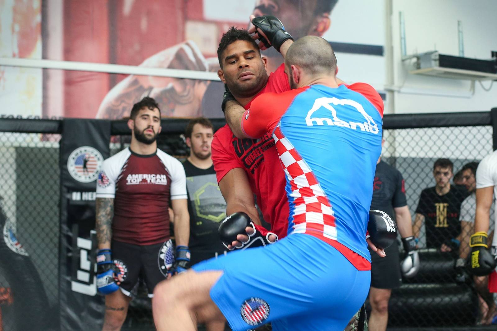 Zagreb:  MMA borac Alistair Overeem odrÅ¾ao pokazni trening i druÅ¾io se s navijaÄima