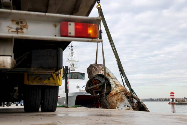 Zadar: Izvlačenje auta koji je 18 godina bio u moru