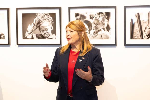 Osijek: Svečano otvorenje izložbe fotografija fotoreporterke Pixsella Emice Elveđi "Srce za Afriku"