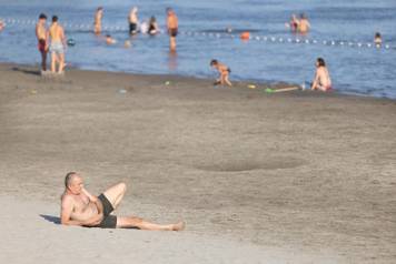 Osijek: Pod velikim vru&cacute;inama gra&dstrok;ani su se uputili na rashla&dstrok;ivanje u Dravi pod niskim vodostajem