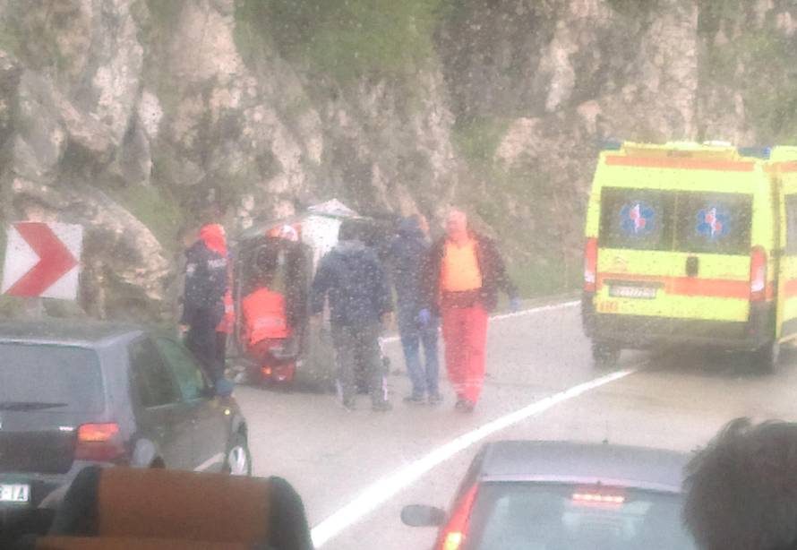 Prevrnula se autom: Vozačicu bez svijesti prevezli u bolnicu