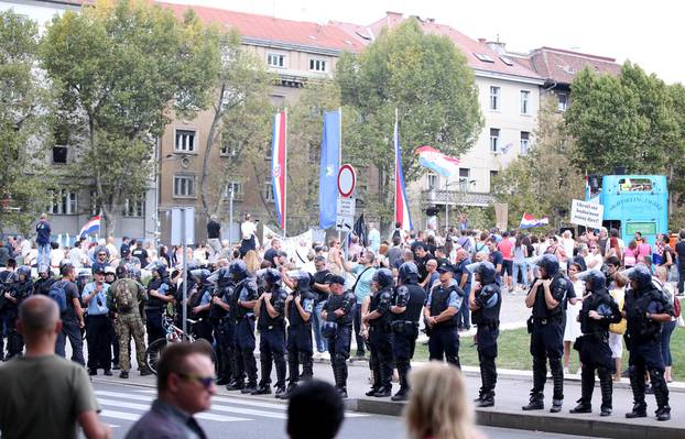 Zagreb: Održan prosvjed "Dajemo vam otkaz" ispred sjedišta HDZ-a 