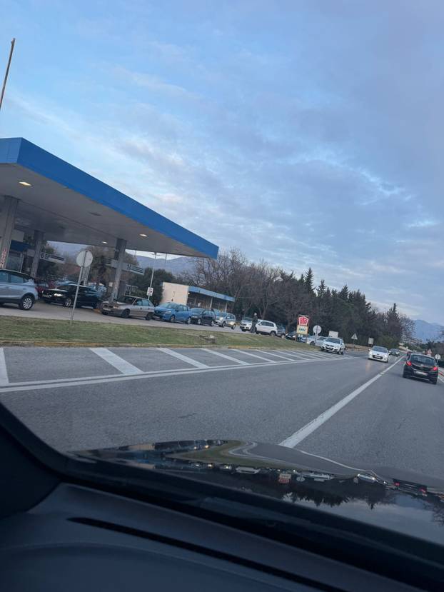 FOTO Gužve na benzinskim postajama po Zagrebu! Toči se gorivo dok cijene ne poskupe...