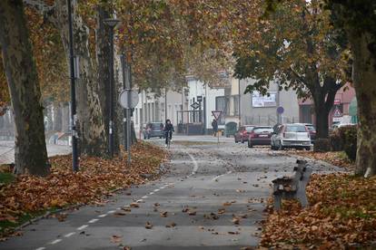 FOTO Gusta magla prekrila ulice u Slavonskom Brodu