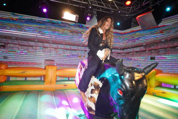 Beograd: Ami G Show - Sandra Afrika u grudnjaku jahala mehaničkog bika