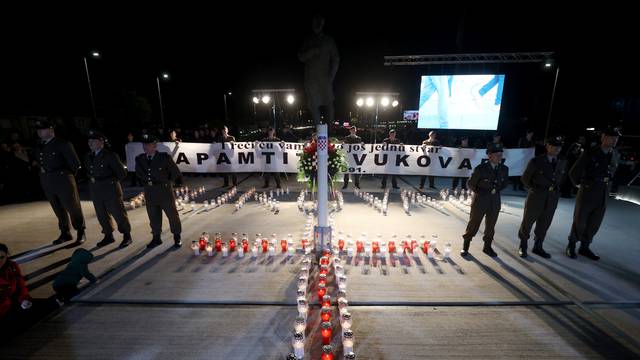 Zagreb: Duž Vukovarske ulice upaljeni su lampaši povodom obljetnice pada Grada heroja