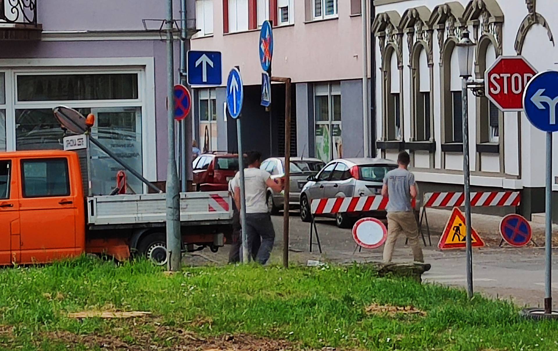 Slavonski Brod: Radnici bez ljestava snašli se tako da su se popeli jedan na drugoga