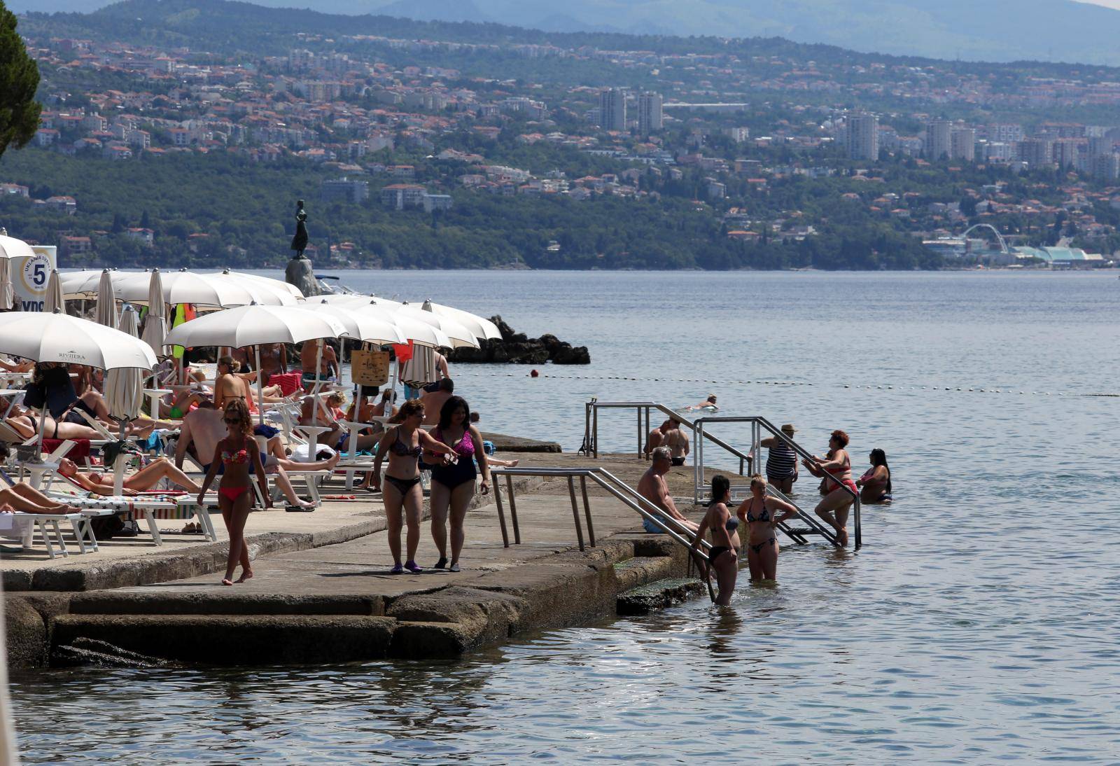 Opatija: Turisti na plažama i šetnicama