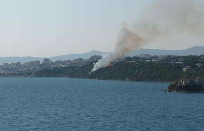 Na istočnom ulazu u Split je buknuo požar, u tijeku gašenje