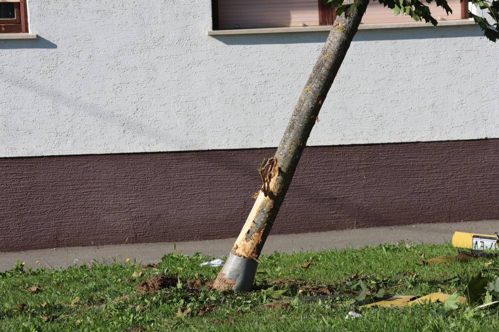 FOTO Prometna u Požegi: Auto sletio s ceste, završio na krovu