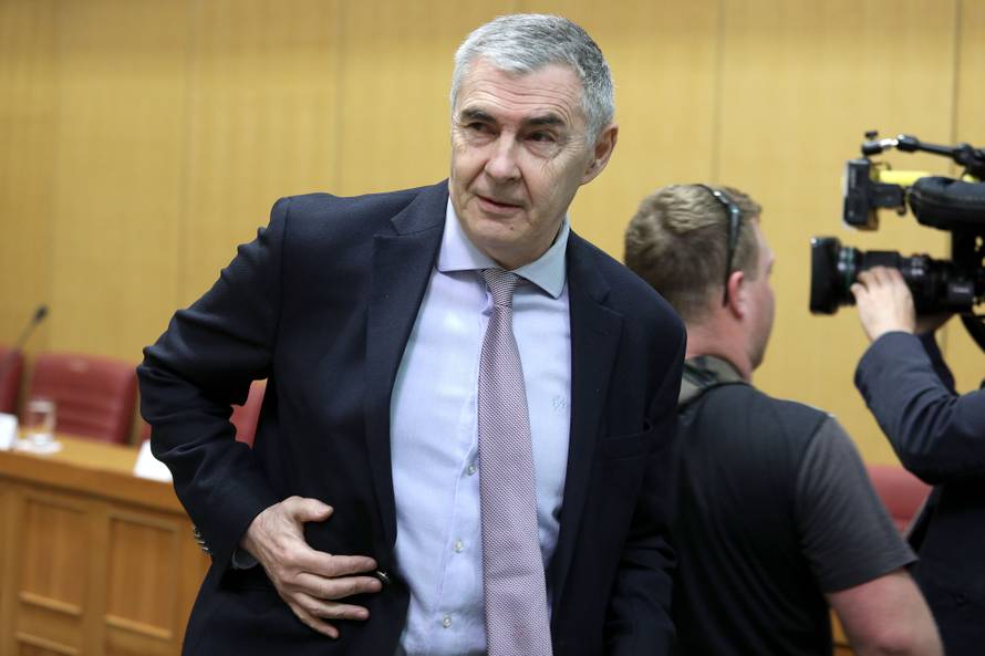 'Donio sam štikle i tange, to su darovi za koaliciju HDZ-HNS'