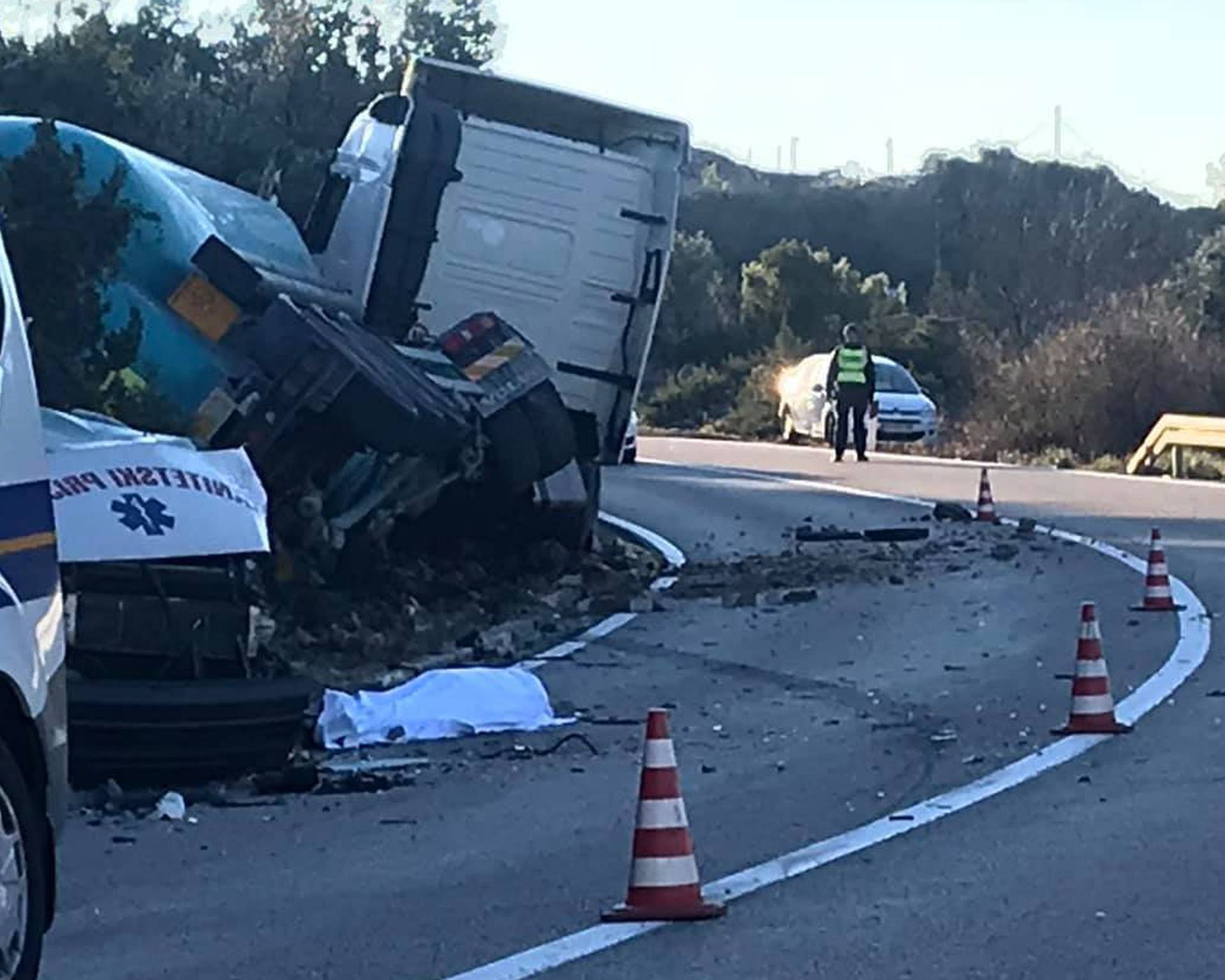 Stravičan sudar cisterne, auta i vozila saniteta: Jedan poginuli