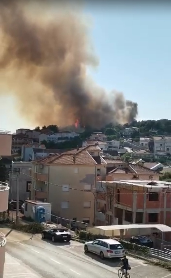 Gori na Čiovu: Kuće su spasili, stotinjak vatrogasaca na terenu