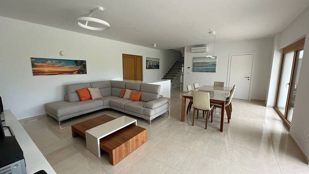 FOTO Vila iznad Malinske ima bazen i predivan pogled na more - Evo koliko bi vas koštala