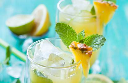 Limunada kao koktel uz malo začinskog bilja i slatkog voća  