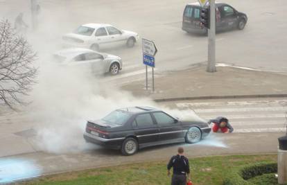 Zadar: Nasred ceste joj se zapalio motor automobila