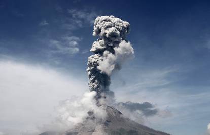 U Indoneziji zbog vulkanske erupcije zatvorena zračna luka