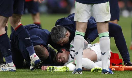 VIDEO U&zcaron;asne scene u Pragu. Irac ostao le&zcaron;ati na travnjaku, na nosilima je napustio teren