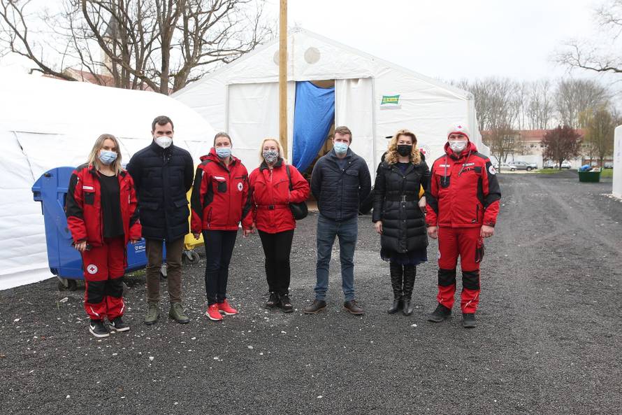 Coca-Cola Hrvatska danas u Glini Hrvatskom Crvenom križu uručila milijun kuna donacija