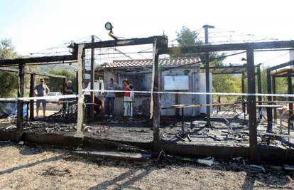 Lokalizirali požar u Grebaštici: Izgorio je kafić u uvali Dumić 