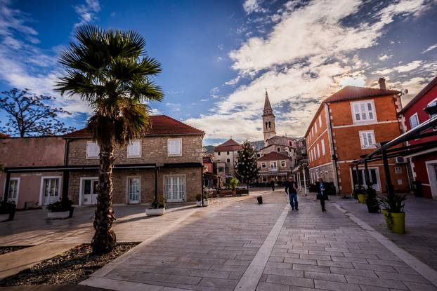 Zimski dan u mjestu Jelsa