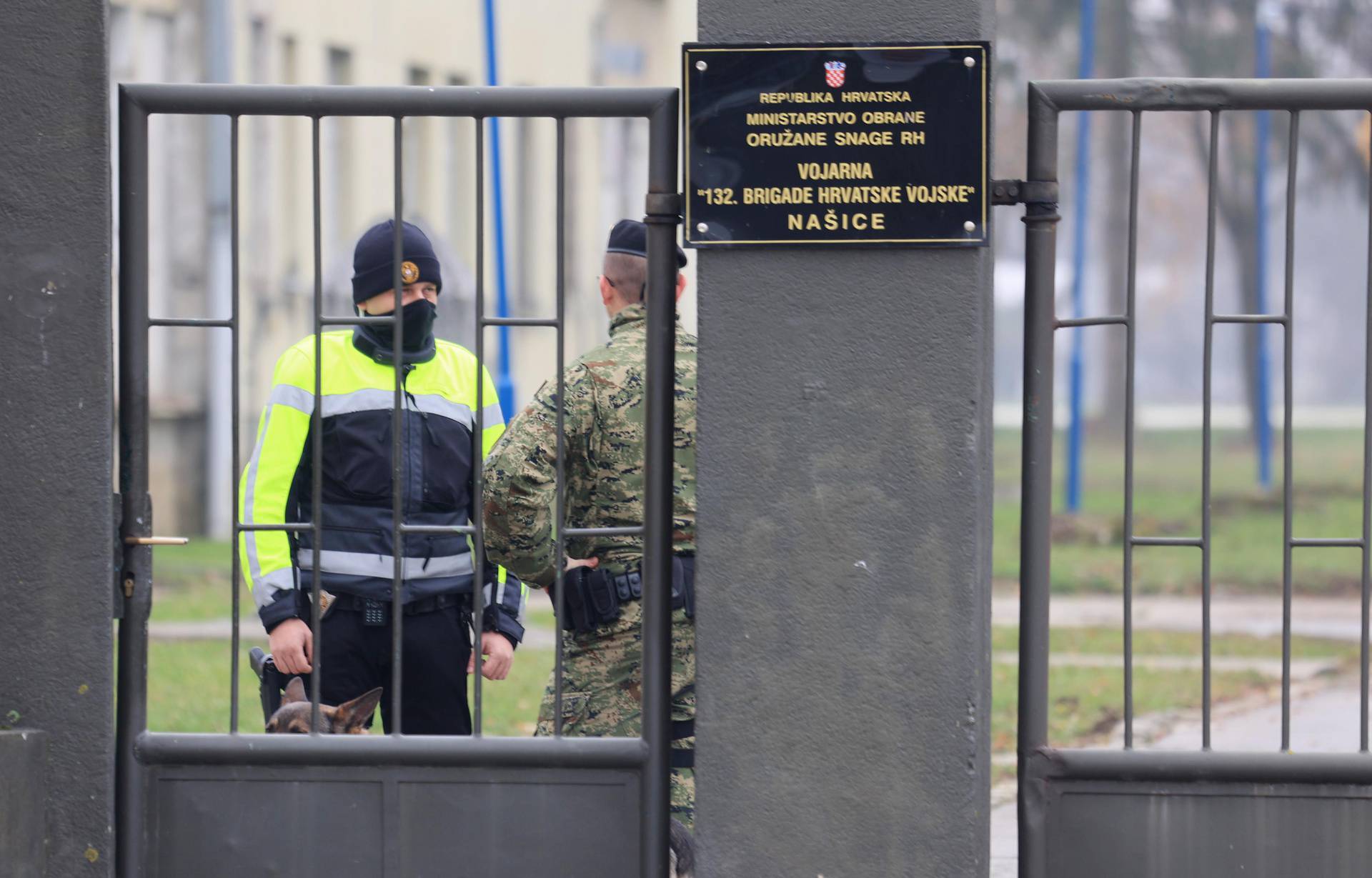 Našice: U vojarni smijenili stražu i postavili vojnu policiju; novinare nisu pustili