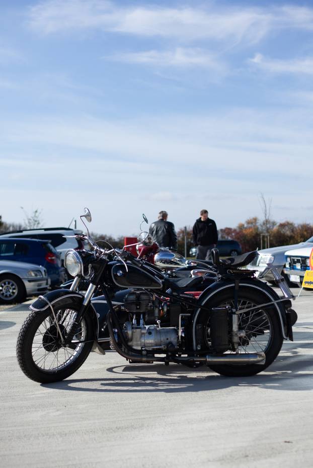 Osijek: Izložba oldtimer vozila ispred Gospodarskog centra