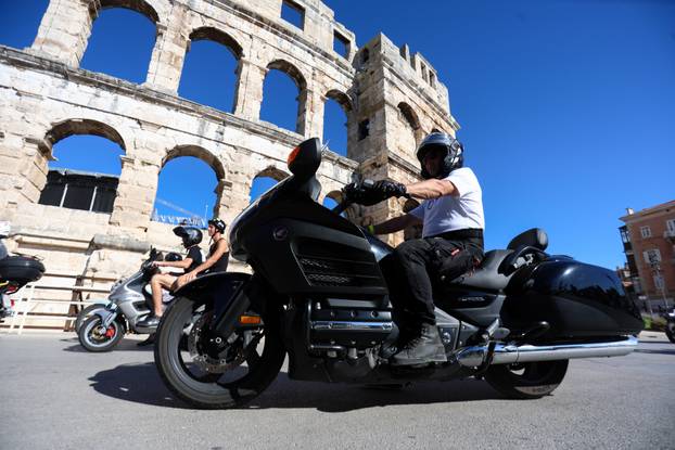 Defile motorista kroz PUlu