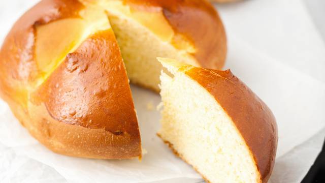 U Hrvatskoj je zovemo uskrsni kruh, pogača, pinca ili sirnica