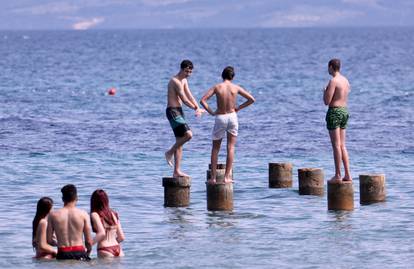 Split: Lijepo vrijeme mnogi koriste na uživanje na plaži