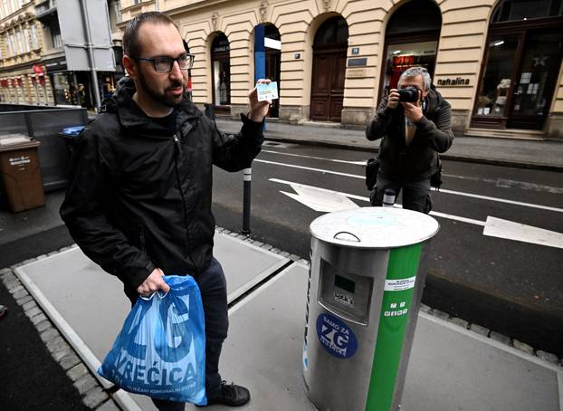 Gradonačelnik Tomašević bacio prvu ZG vrećicu, pa održao konferenciju za medije