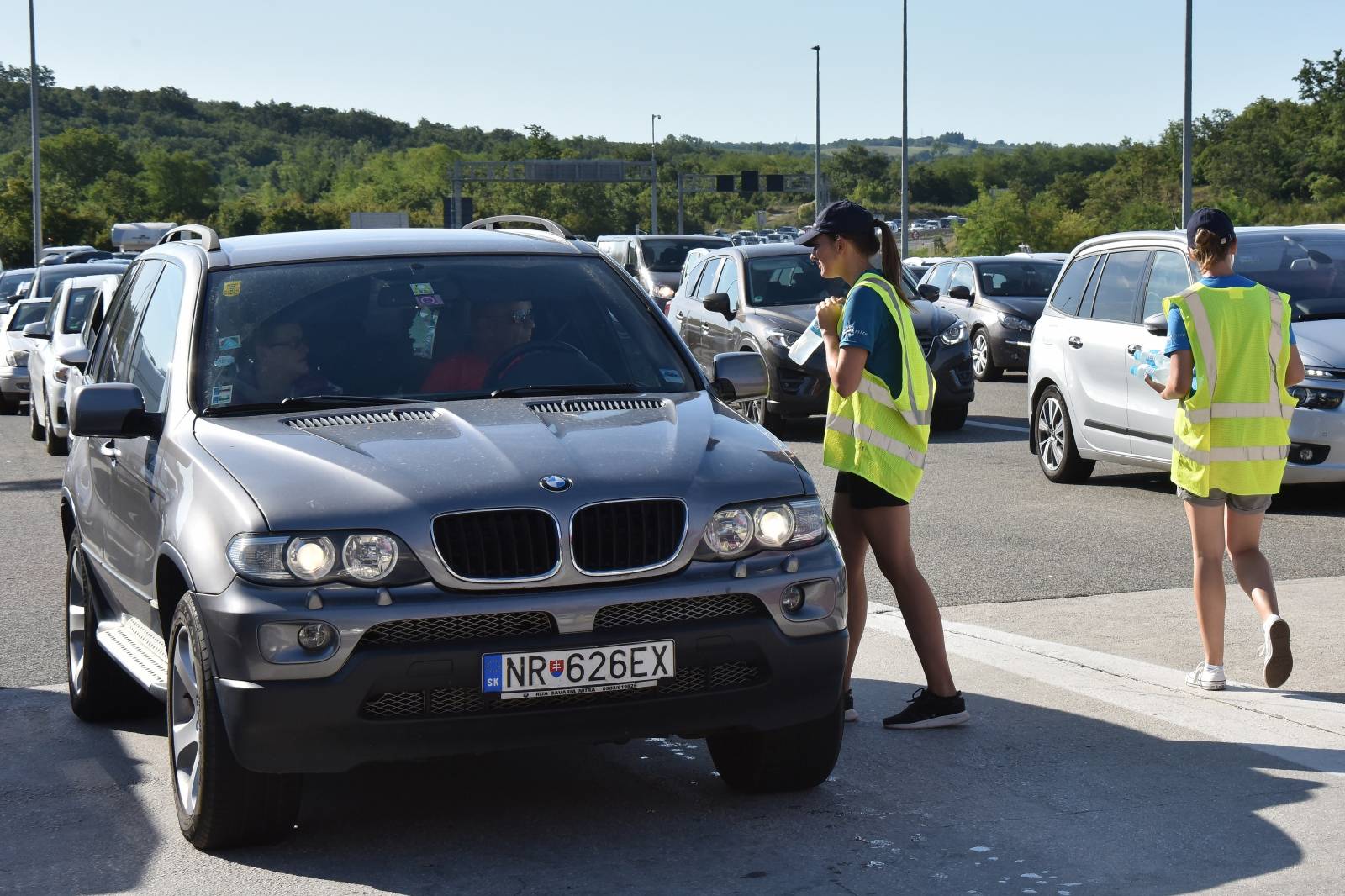 Buje: Volonteri Crvenog kriÅ¾a turistima na Ipsilonu dijele vodu