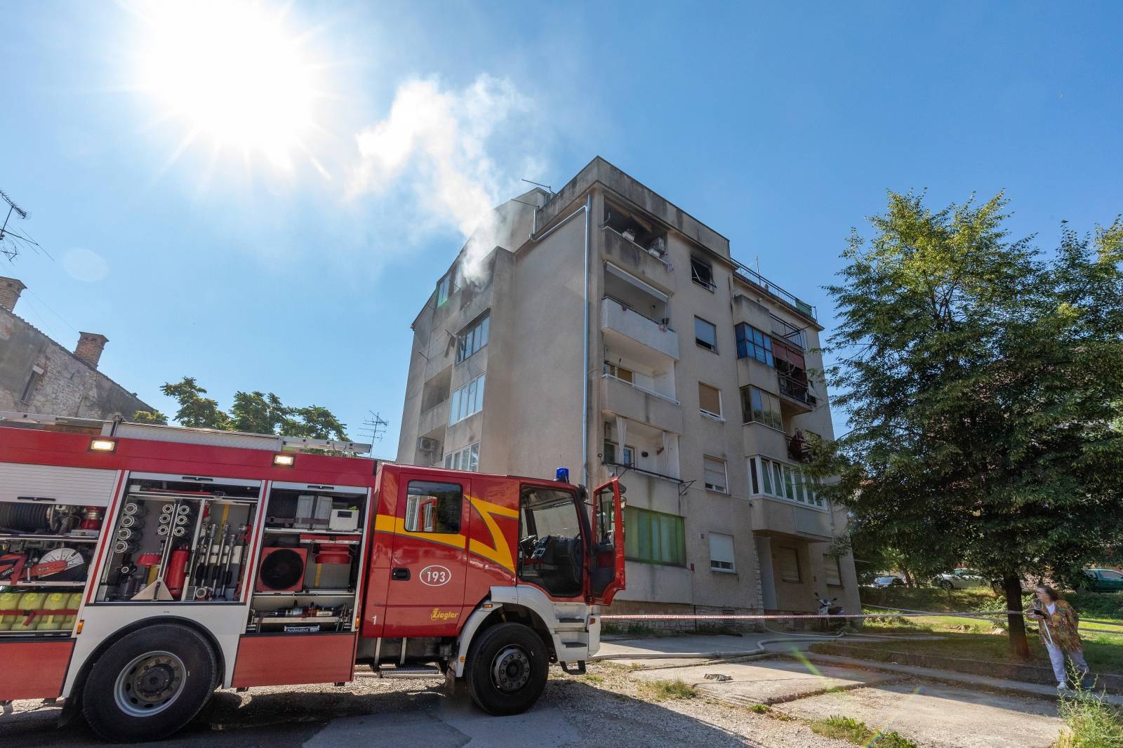 Pula: Vatrogasci gase požar na četvrtom katu u Tomasinijevoj ulici