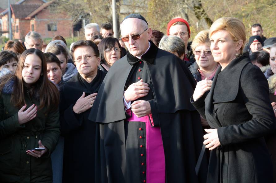 BaÄin: Kolinda Grabar-KitaroviÄ poloÅ¾ila cvijeÄe na spomen obiljeÅ¾je poginulim mjeÅ¡tanima