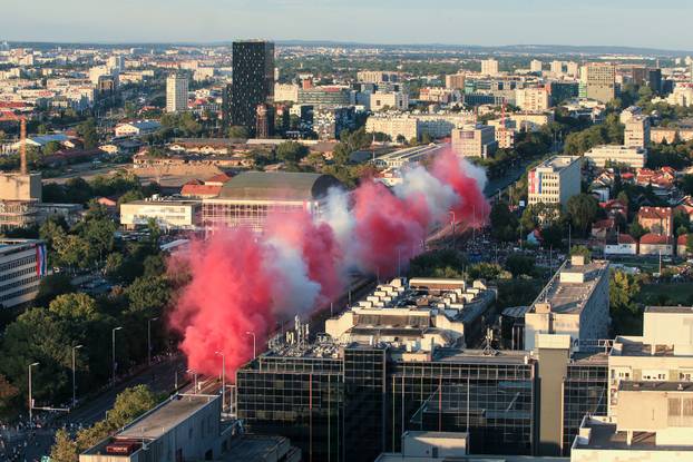 Zagreb: Vojni mimohod završio uz veličanstveni pirotehnički šou 