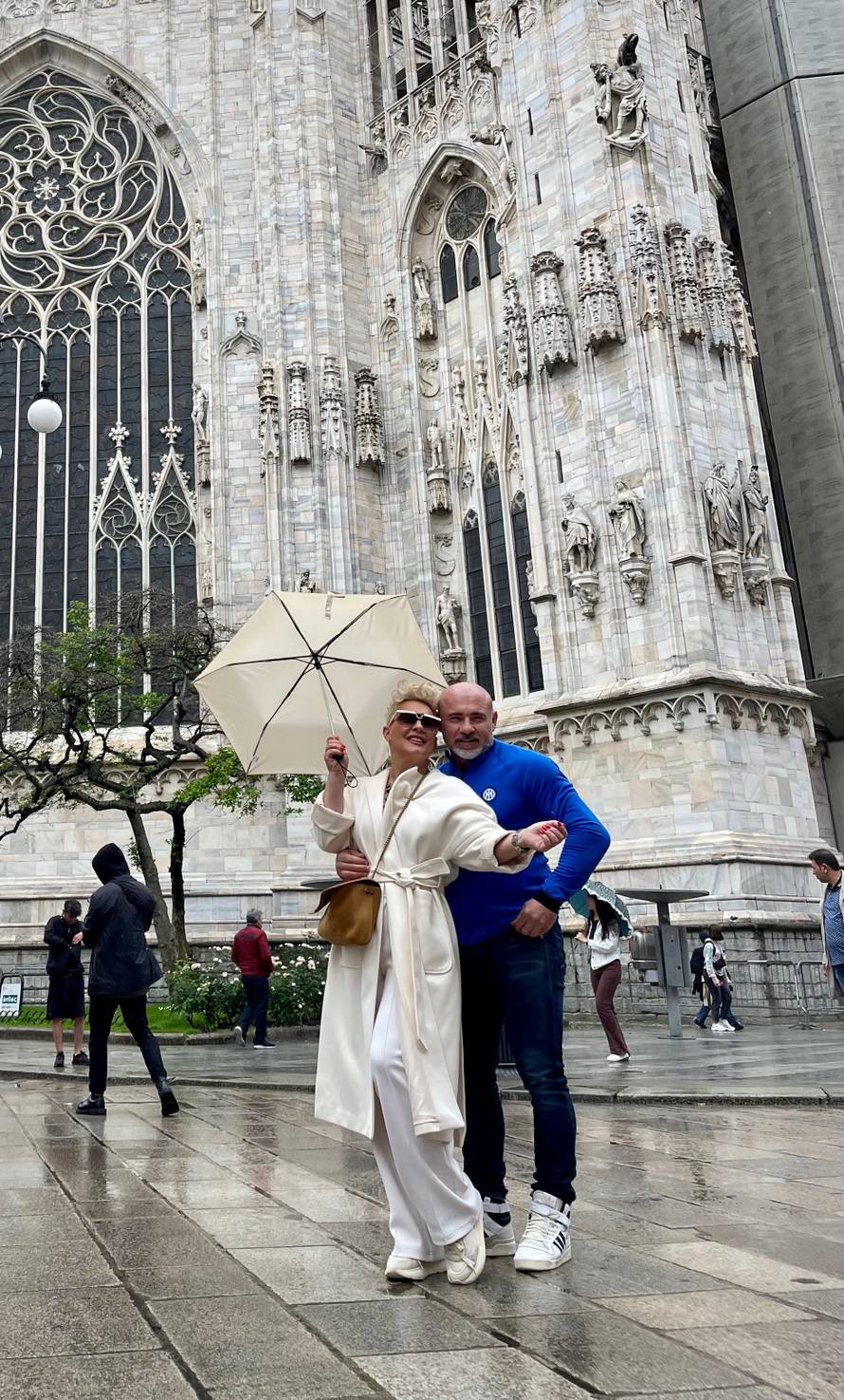 Indira je u Milano vodila muža i zgodnog posinka s kojim je jako bliska: Tu je uvijek naš Roberto