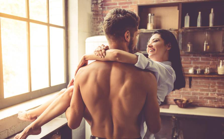 Zagrijte se uz vruće igrice pod plahtama uz zimske seks poze