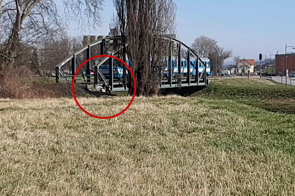 Požeški školarci zavukli se pod most i snimali: 'Vlak je trubio'