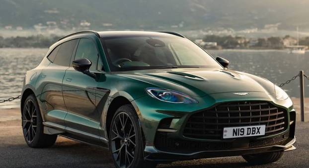 FOTO Mijenja ime na dresu, ali i aute, kao čarape! Pogledajte impresivnu Haalandovu garažu