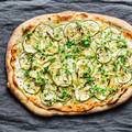Zdrav i ukusan zalogaj: Ljetna pizza s podlogom od tikvica