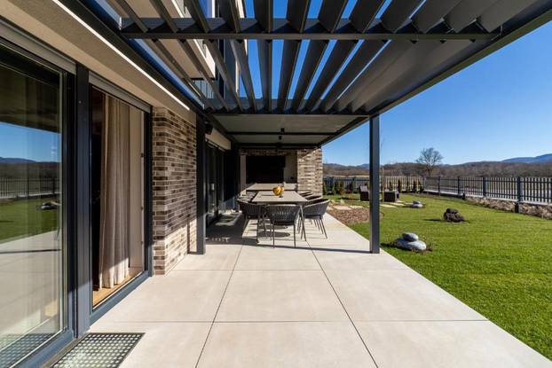 FOTO Ovako izgleda vila bivšeg potpredsjednika HDZ-a. Noćenje 1100 eura, ima bazen, saunu...