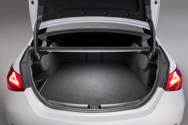 Vertraute Stärke auf einem neuen Niveau: Die neue Mercedes-Benz C Klasse bleibt sich treu – und wächst über sich hinausThe new Mercedes-Benz C-Class: Refined strength. Trusted continuity.