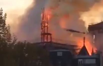 Pogledajte trenutak rušenja tornja katedrale Notre Dame