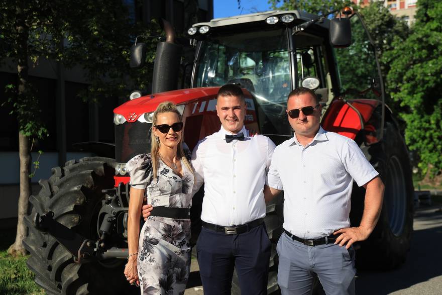 Maturant iz Je&zcaron;eva, traktorom do Gra&dstrok;evinske &scaron;kole na maturalnu ve&ccaron;er