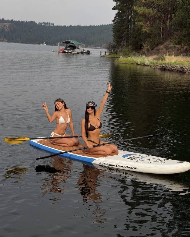 FOTO Kim se u minijaturnom bikiniju fotkala sa svih strana i otkrila mali struk, a bujnu guzu