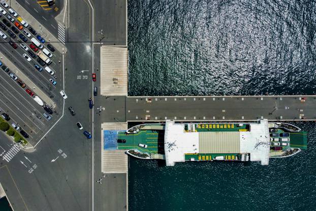 Zadar: Pogled iz zraka na gužvu u trajektnoj luci Gaženica