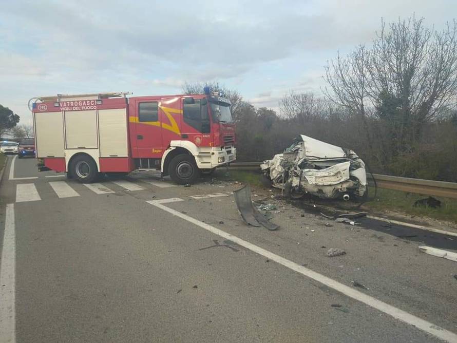 Vozač iz Honde na intenzivnoj, ima teške ozljede. Vatrogasci su ga morali izvlačiti iz automobila